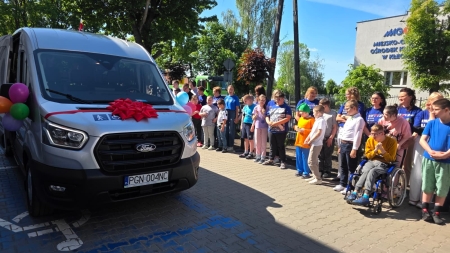 Nowy bus i bezpieczne korytarze – uroczyste podsumowanie wielkich inwestycji w naszym Ośro